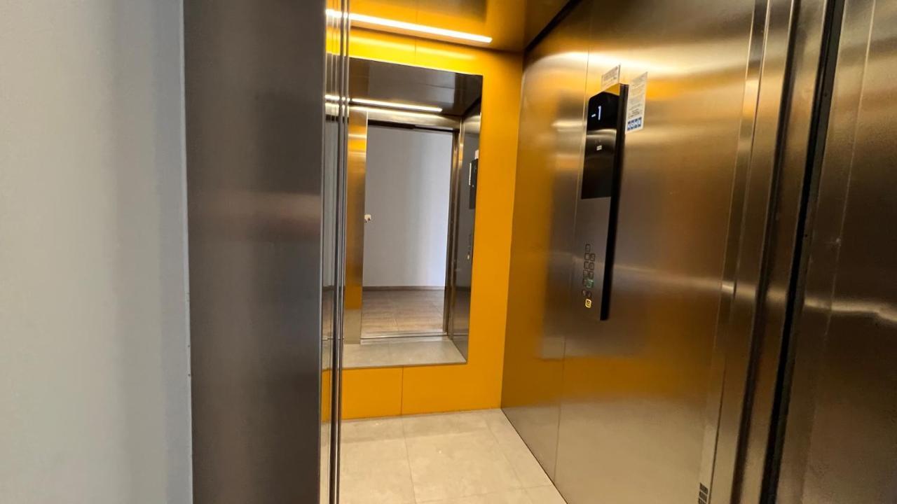 Air-Conditioned, 2 Room Apartment With Balcony, New Building Raca Pozsony Kültér fotó