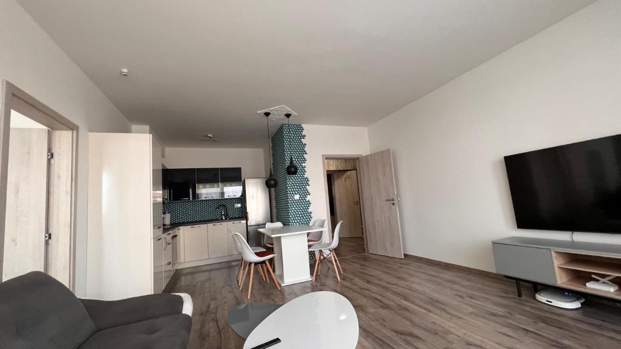 Air-Conditioned, 2 Room Apartment With Balcony, New Building Raca Pozsony Kültér fotó