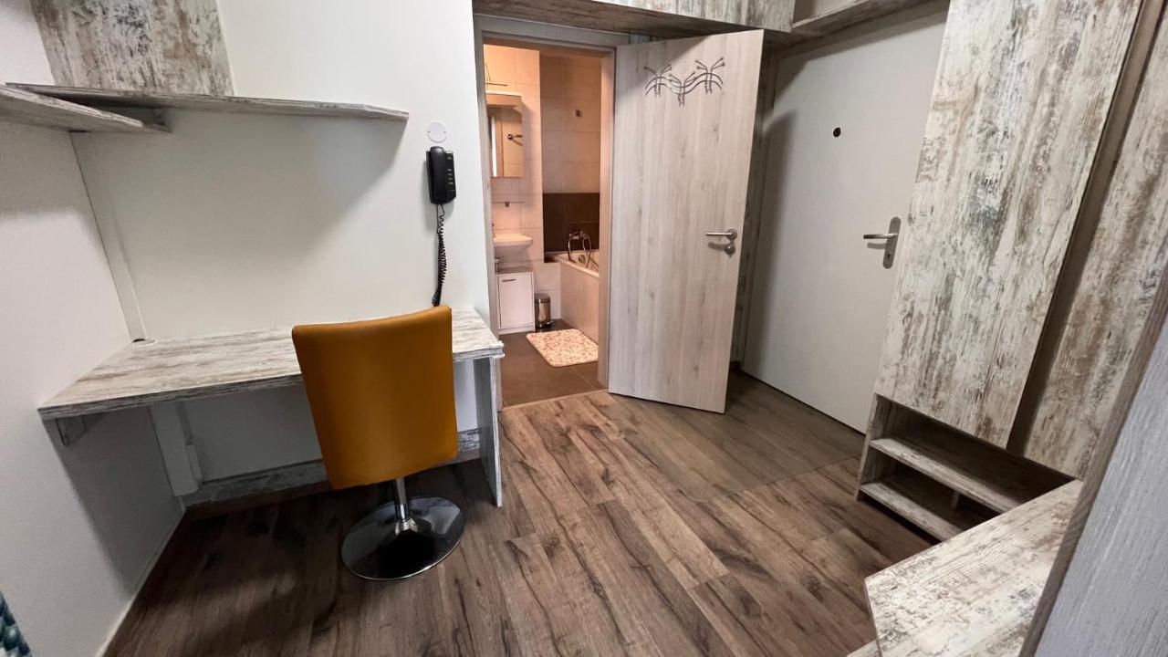 Air-Conditioned, 2 Room Apartment With Balcony, New Building Raca Pozsony Kültér fotó