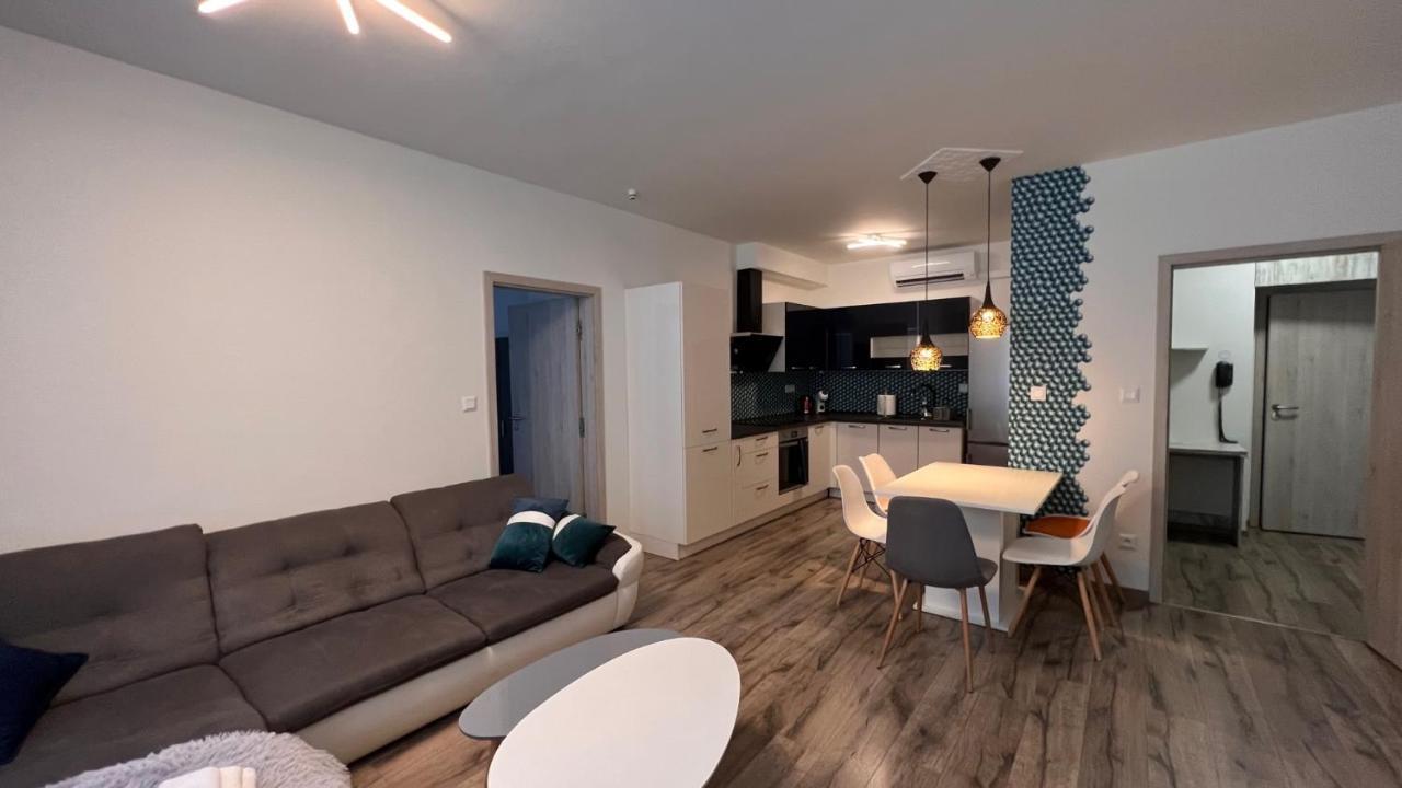 Air-Conditioned, 2 Room Apartment With Balcony, New Building Raca Pozsony Kültér fotó